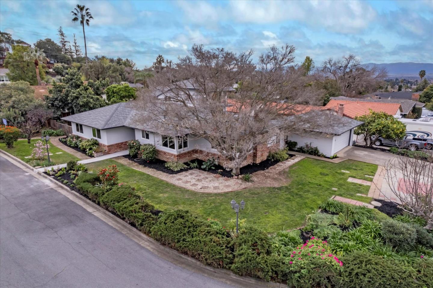 Detail Gallery Image 5 of 49 For 14920 E Hills Dr, San Jose,  CA 95127 - 5 Beds | 3/1 Baths