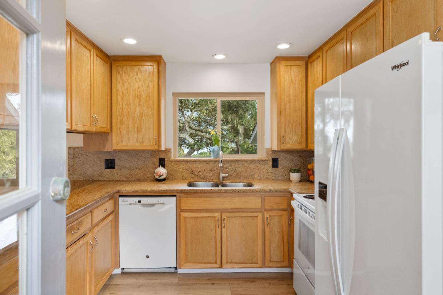 Detail Gallery Image 18 of 29 For 691 Fernwood Ave, Monterey,  CA 93940 - 2 Beds | 2 Baths