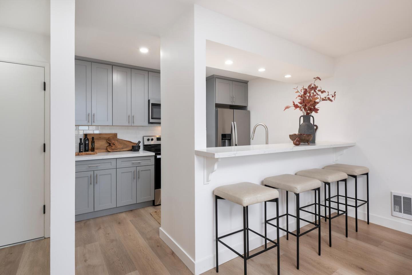 Detail Gallery Image 10 of 25 For 1500 Broadway #301,  Burlingame,  CA 94010 - 2 Beds | 2 Baths