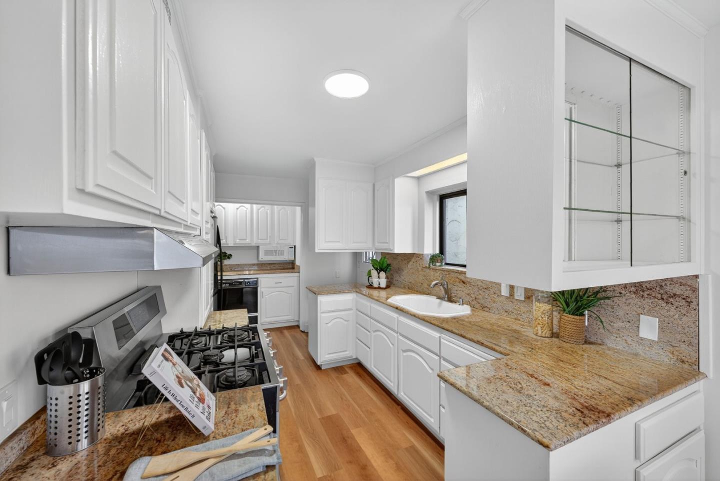 Detail Gallery Image 36 of 110 For 72 Cresta Vista Dr, San Francisco,  CA 94127 - 4 Beds | 3 Baths