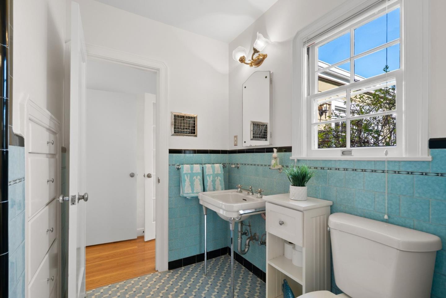 Detail Gallery Image 29 of 55 For 1660 Hanchett Ave, San Jose,  CA 95128 - 3 Beds | 3 Baths