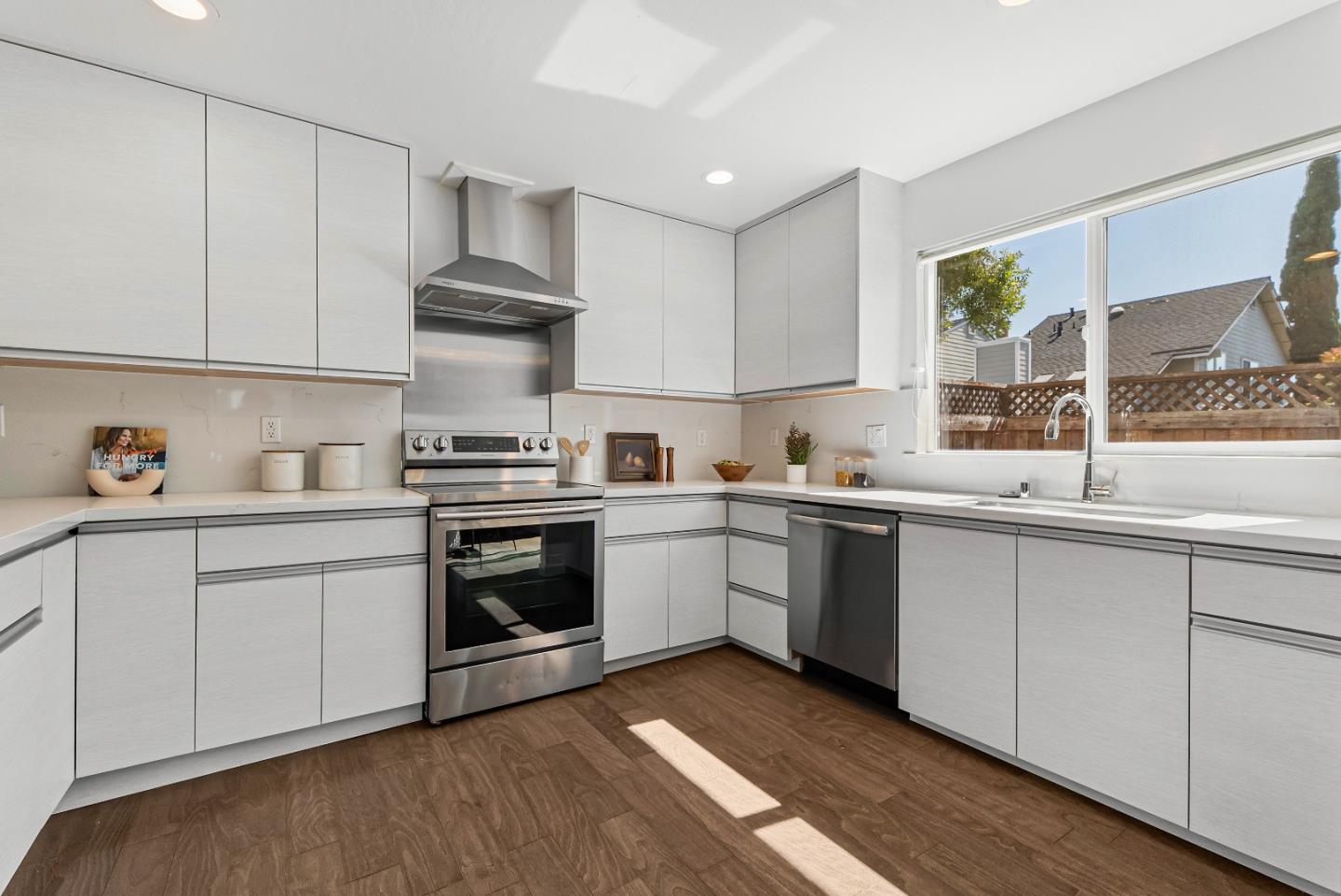 Detail Gallery Image 7 of 36 For 851 Peary, Foster City,  CA 94404 - 3 Beds | 1/1 Baths