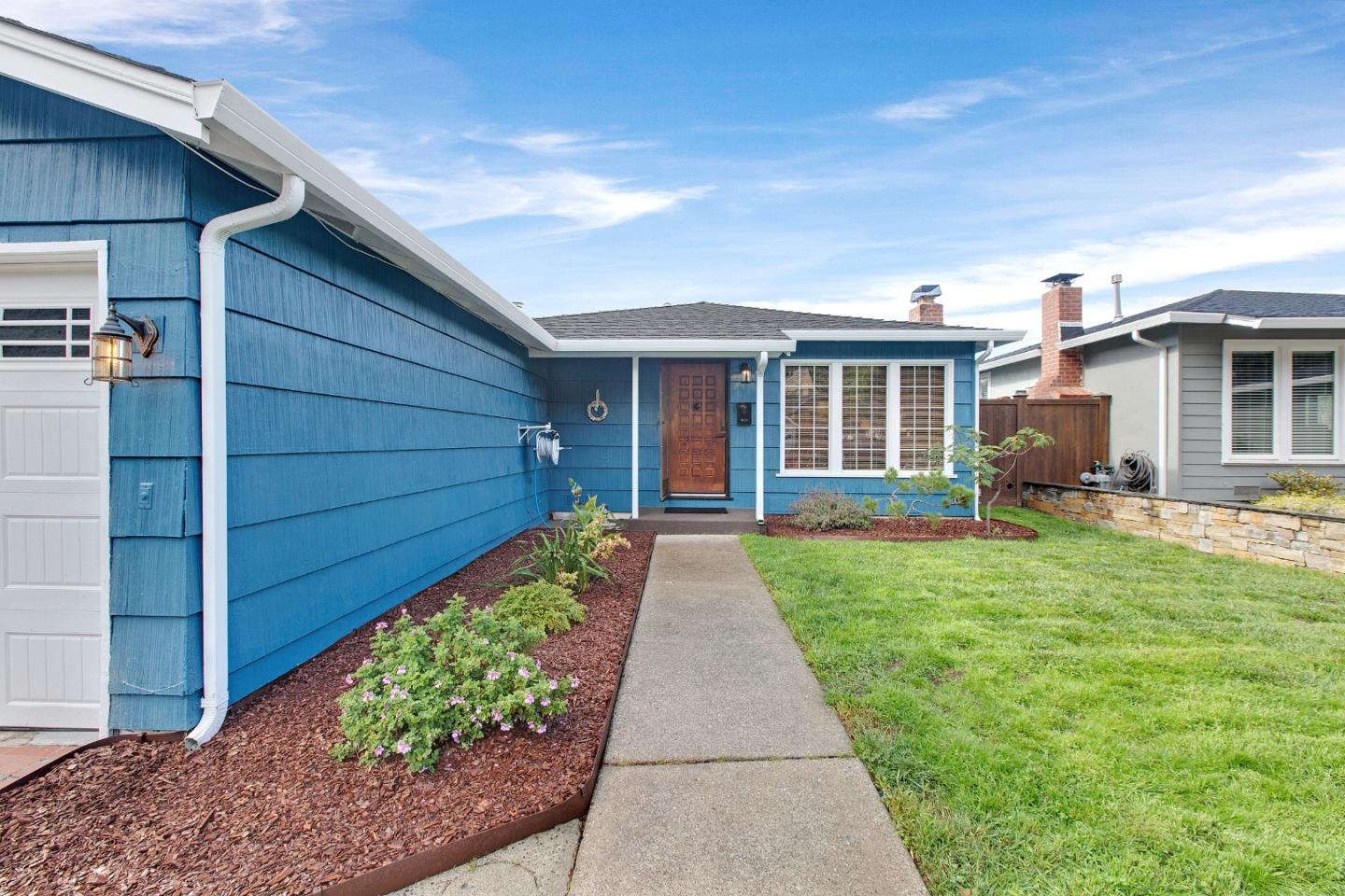 Detail Gallery Image 3 of 41 For 1184 Escalero Ave, Pacifica,  CA 94044 - 3 Beds | 1 Baths