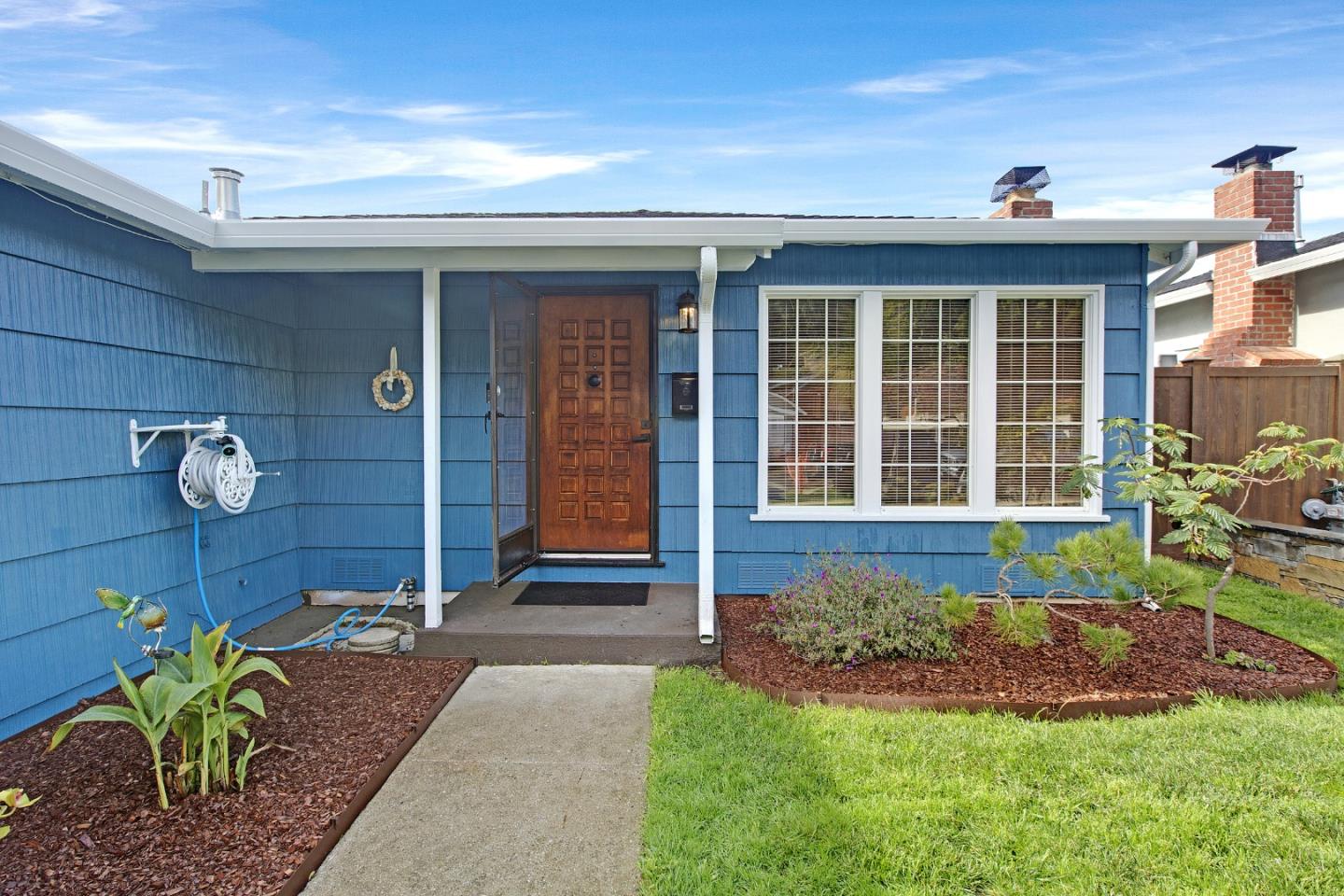 Detail Gallery Image 4 of 41 For 1184 Escalero Ave, Pacifica,  CA 94044 - 3 Beds | 1 Baths