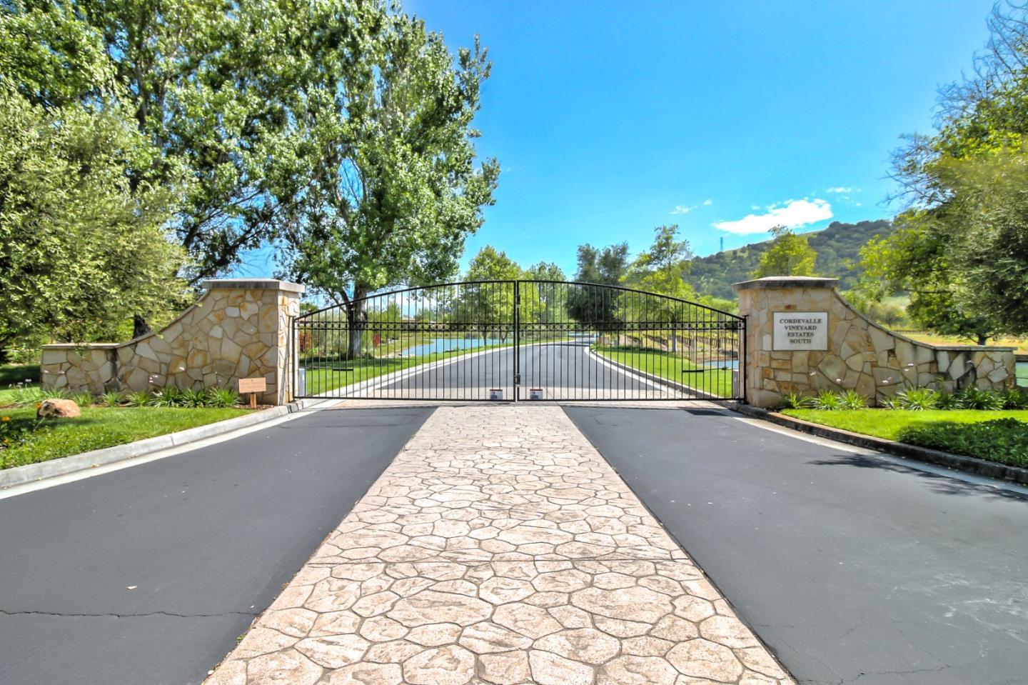 Detail Gallery Image 3 of 38 For 1265 Lions Peak Ln, San Martin,  CA 95046 - – Beds | – Baths