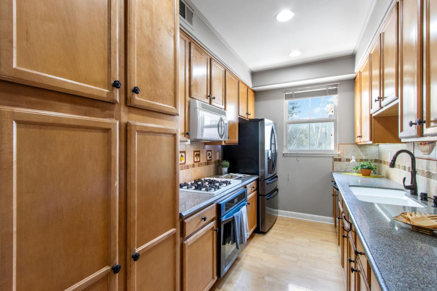 Detail Gallery Image 11 of 42 For 164 Montelena Ct, Mountain View,  CA 94040 - 3 Beds | 3 Baths