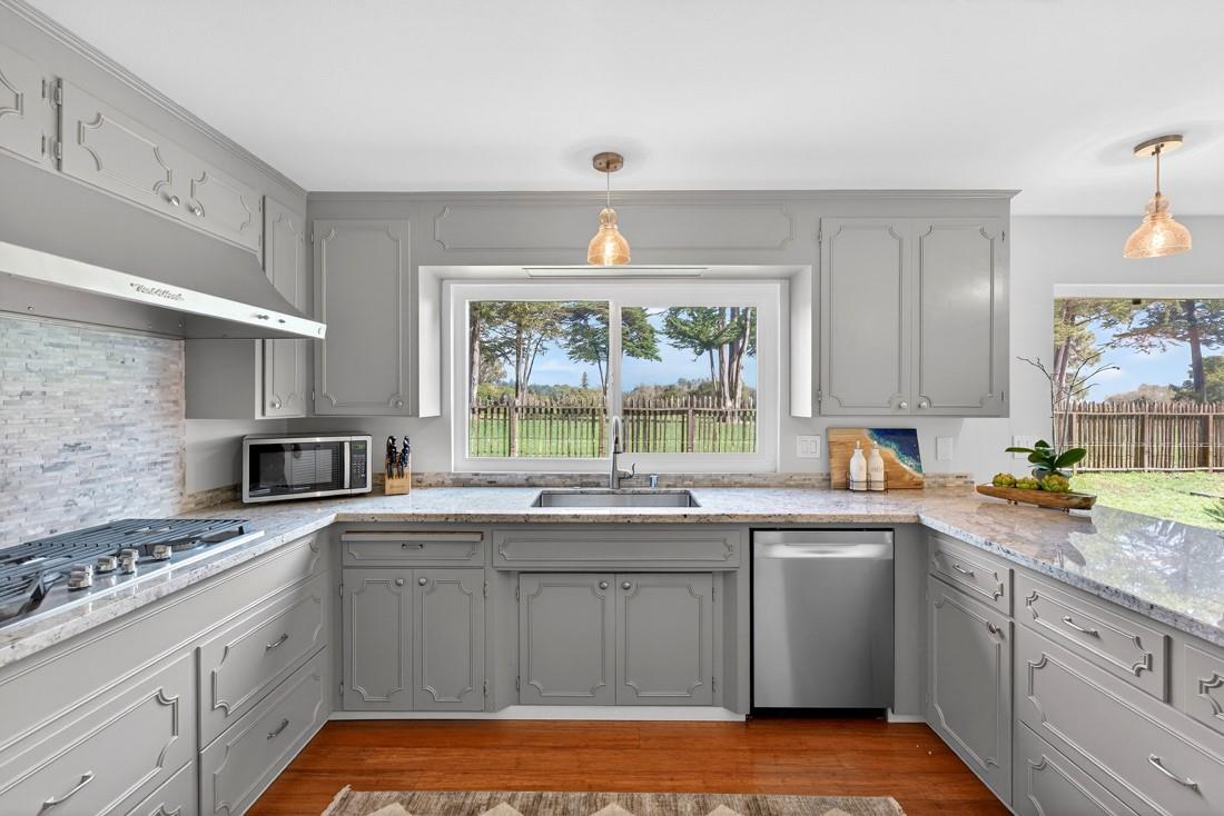 Detail Gallery Image 4 of 42 For 69 Hollins Dr, Santa Cruz,  CA 95060 - 4 Beds | 2 Baths