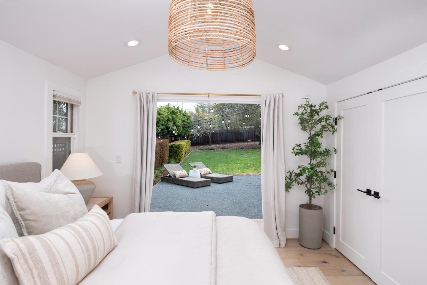 Detail Gallery Image 12 of 30 For 175 Springdale Way, –,  CA 94062 - 2 Beds | 1/1 Baths