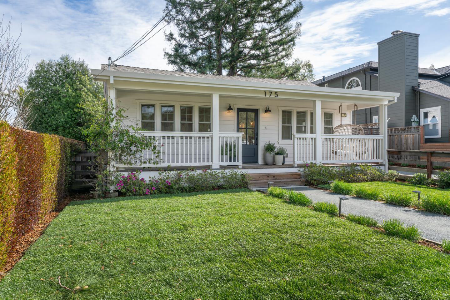 Detail Gallery Image 2 of 30 For 175 Springdale Way, –,  CA 94062 - 2 Beds | 1/1 Baths