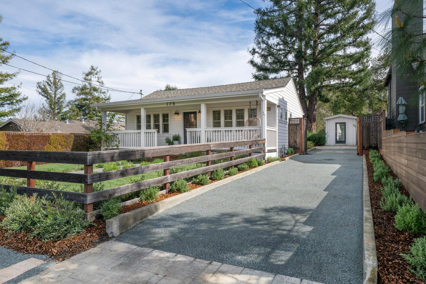 Detail Gallery Image 3 of 30 For 175 Springdale Way, –,  CA 94062 - 2 Beds | 1/1 Baths