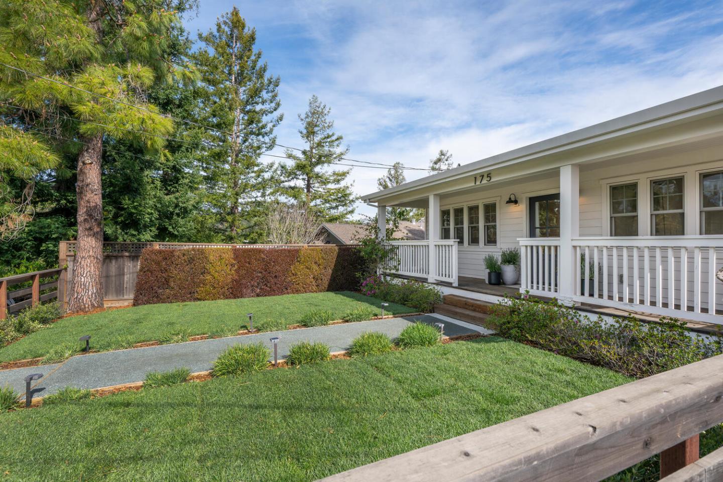 Detail Gallery Image 5 of 30 For 175 Springdale Way, –,  CA 94062 - 2 Beds | 1/1 Baths