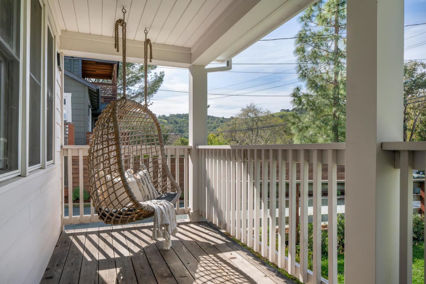 Detail Gallery Image 7 of 30 For 175 Springdale Way, –,  CA 94062 - 2 Beds | 1/1 Baths