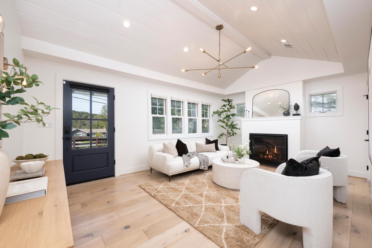 Detail Gallery Image 8 of 30 For 175 Springdale Way, –,  CA 94062 - 2 Beds | 1/1 Baths