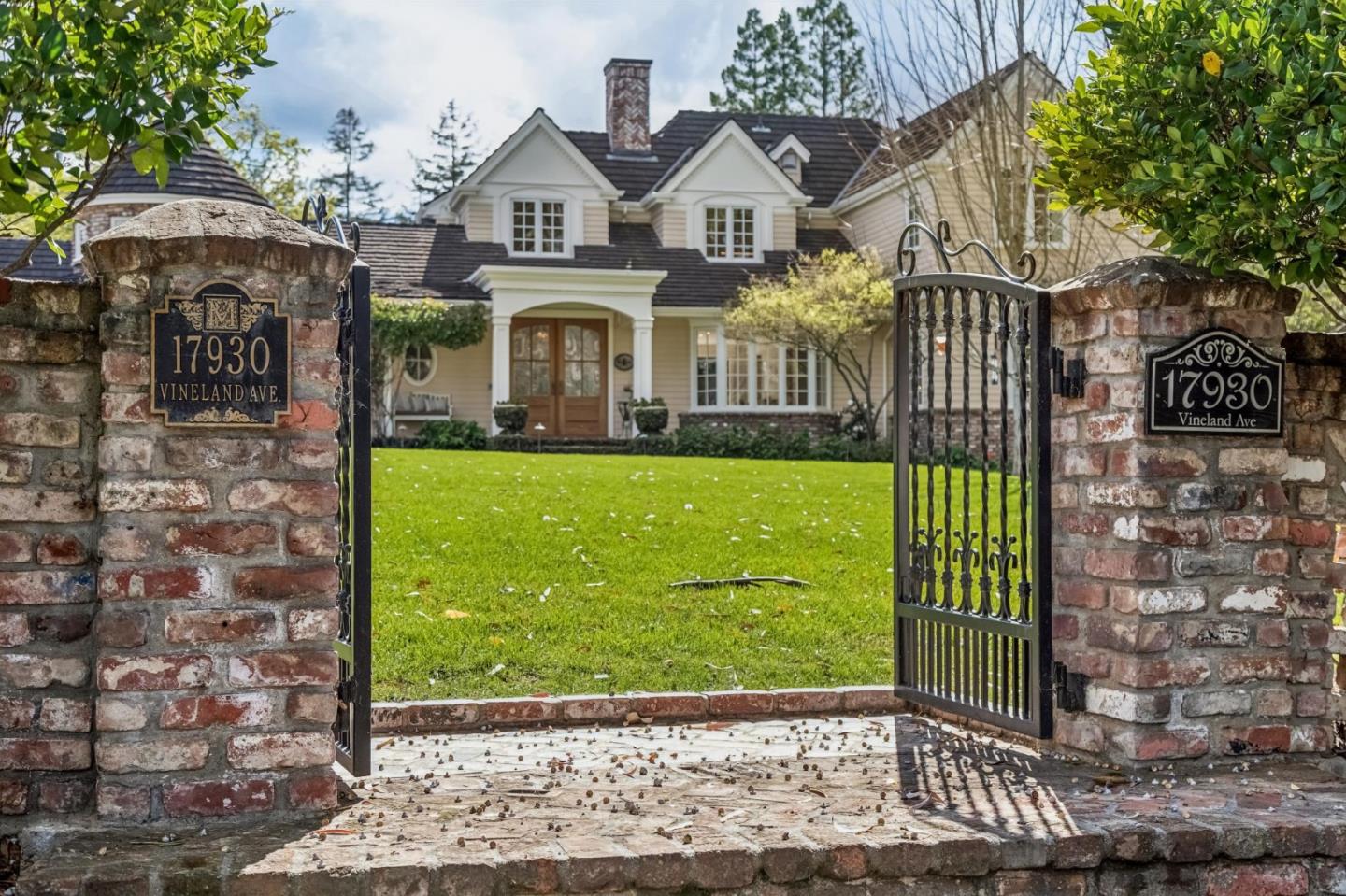 Detail Gallery Image 5 of 161 For 17930 Vineland Ave, Monte Sereno,  CA 95030 - 5 Beds | 5/2 Baths