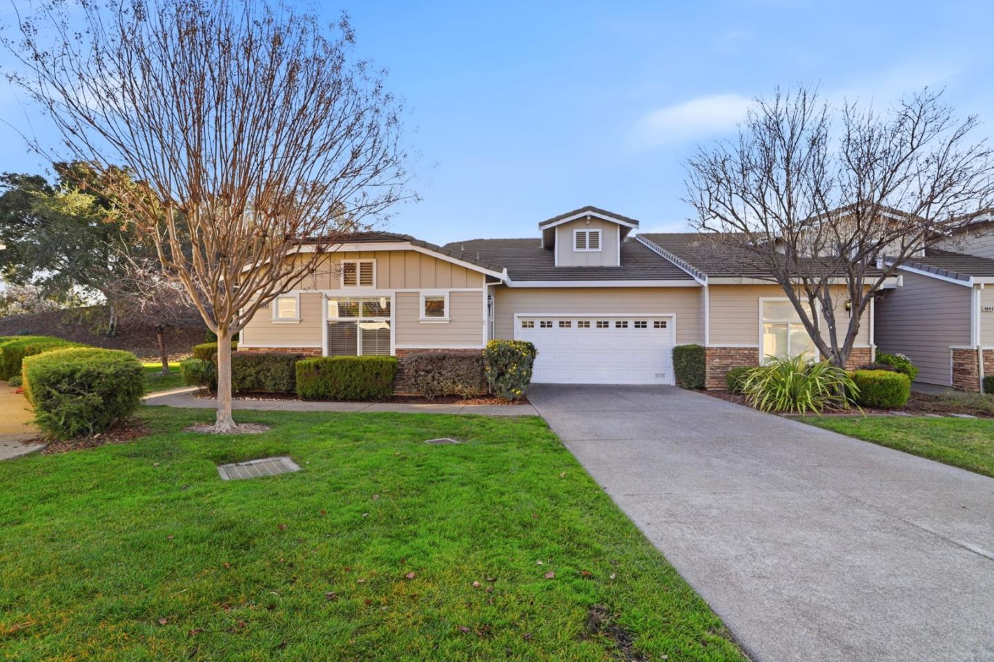 Detail Gallery Image 2 of 67 For 9050 Village View Loop, San Jose,  CA 95135 - 2 Beds | 2/1 Baths