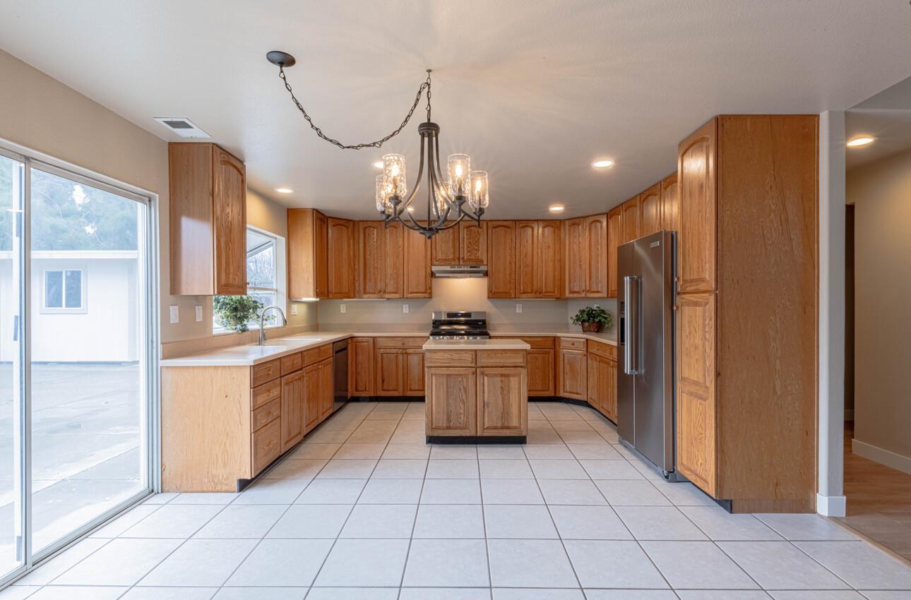 Detail Gallery Image 12 of 43 For 10 Rex Cir, Salinas,  CA 93906 - 5 Beds | 3 Baths