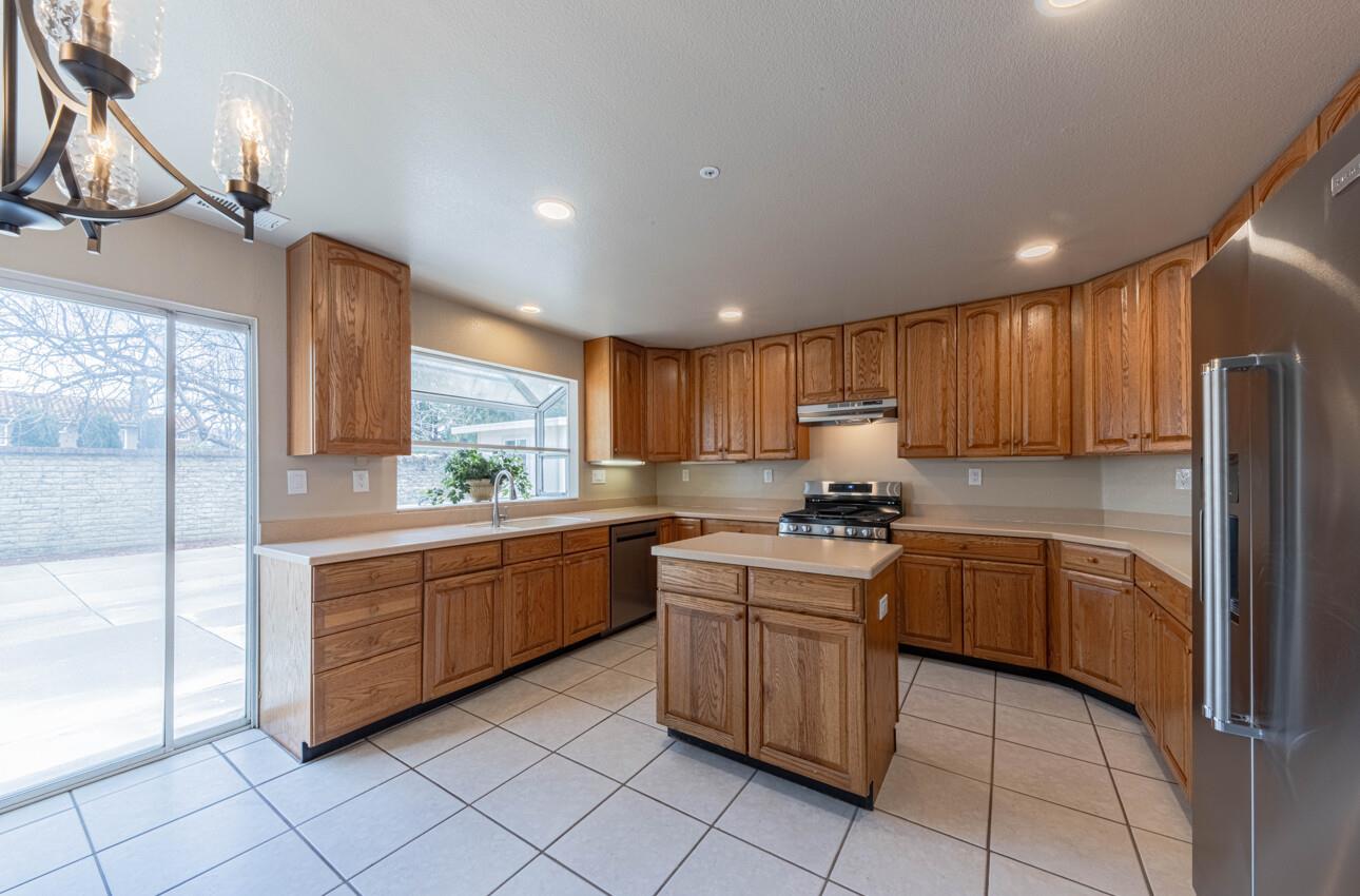 Detail Gallery Image 13 of 43 For 10 Rex Cir, Salinas,  CA 93906 - 5 Beds | 3 Baths