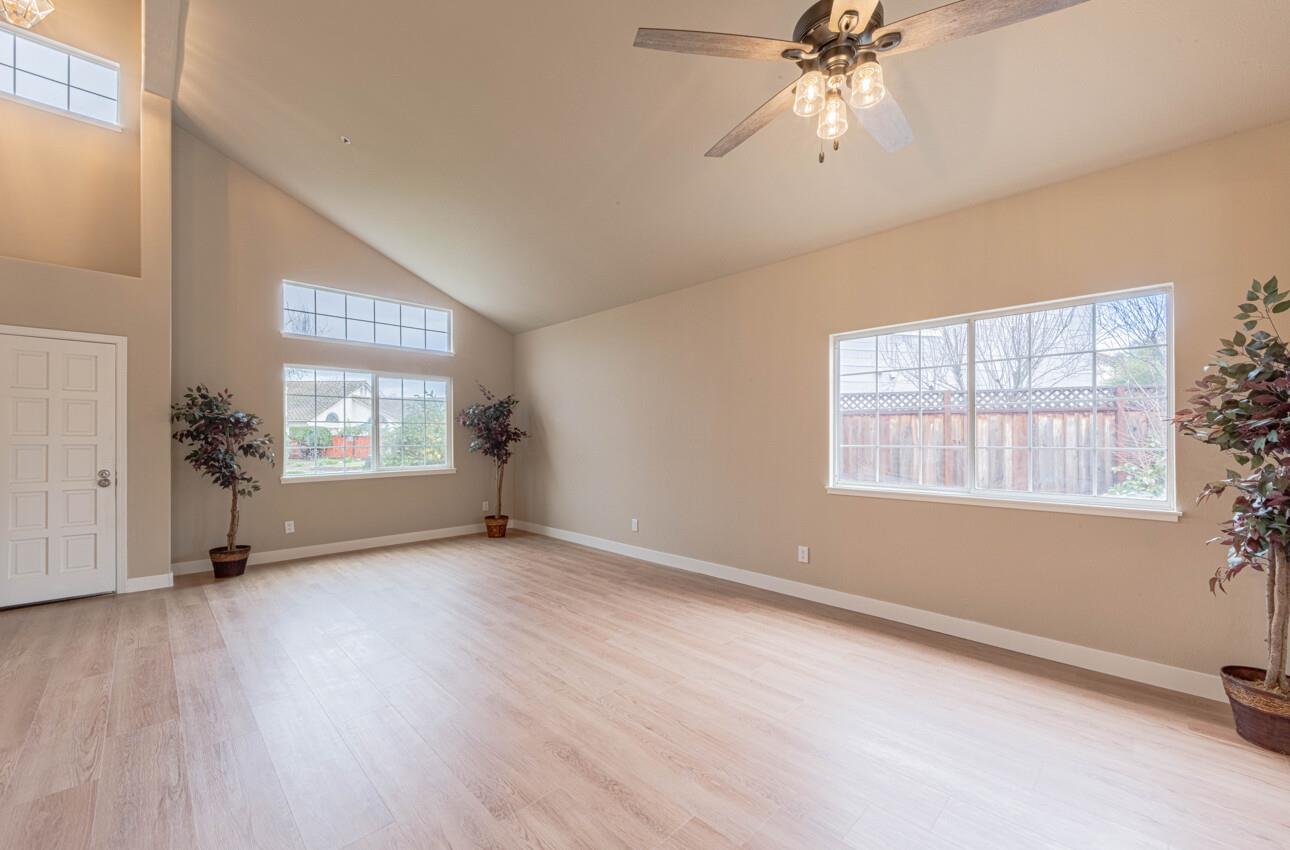 Detail Gallery Image 4 of 43 For 10 Rex Cir, Salinas,  CA 93906 - 5 Beds | 3 Baths