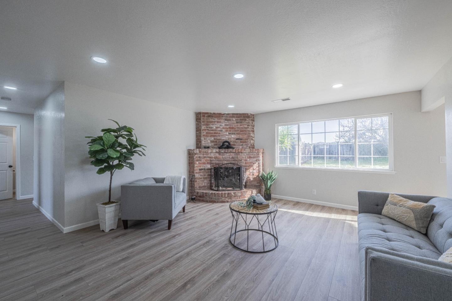 Detail Gallery Image 5 of 29 For 18594 Northridge Dr, Salinas,  CA 93906 - 3 Beds | 2 Baths