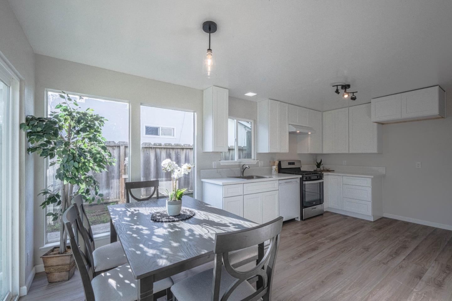 Detail Gallery Image 8 of 29 For 18594 Northridge Dr, Salinas,  CA 93906 - 3 Beds | 2 Baths