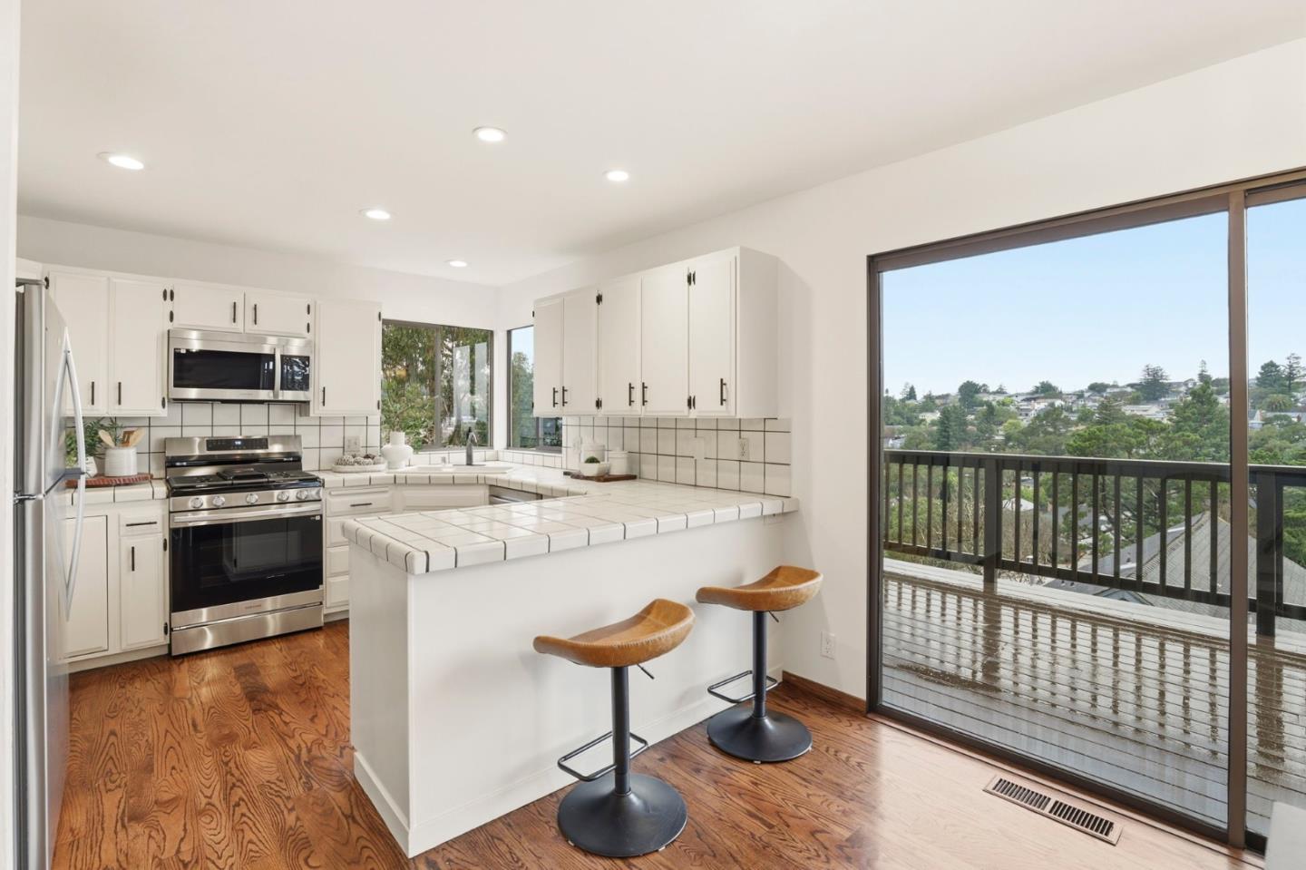 Detail Gallery Image 13 of 29 For 1816 Oak Knoll Dr, Belmont,  CA 94002 - 3 Beds | 2/1 Baths