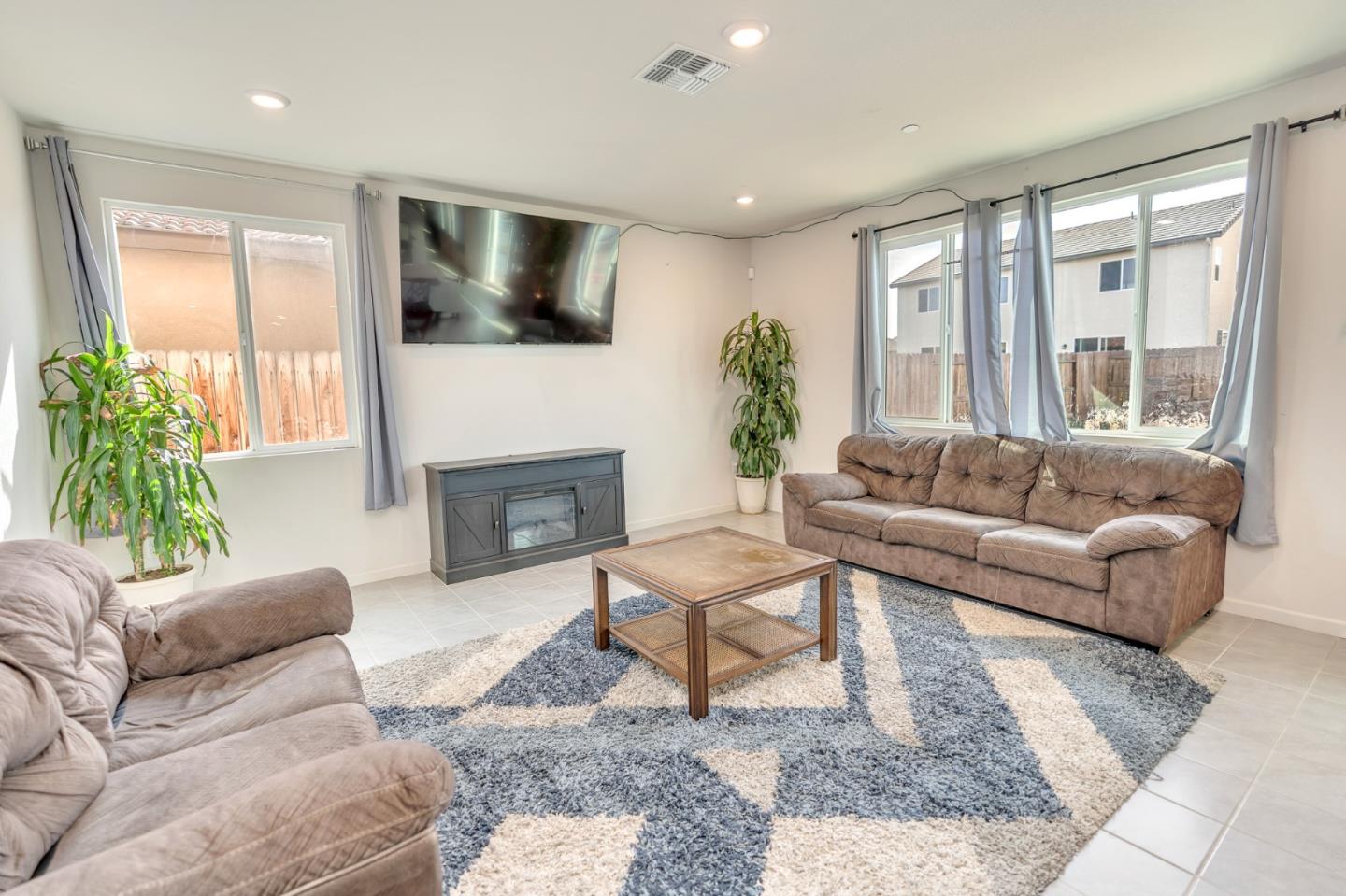 Detail Gallery Image 4 of 47 For 341 Manchester Dr, Los Banos,  CA 93635 - 4 Beds | 3 Baths