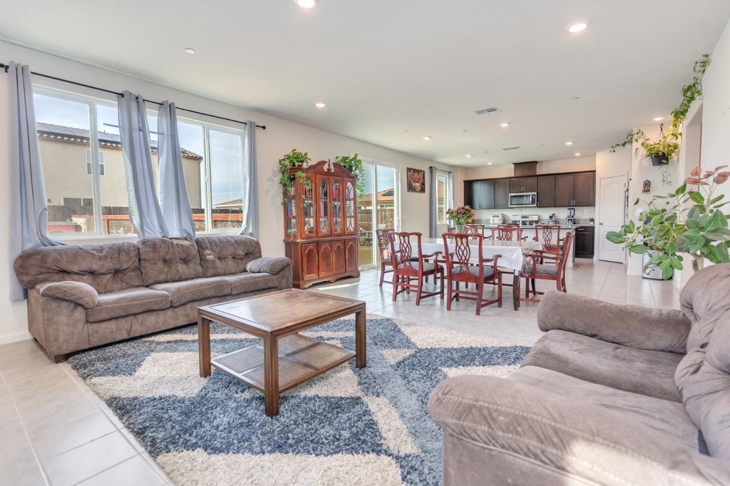 Detail Gallery Image 6 of 47 For 341 Manchester Dr, Los Banos,  CA 93635 - 4 Beds | 3 Baths