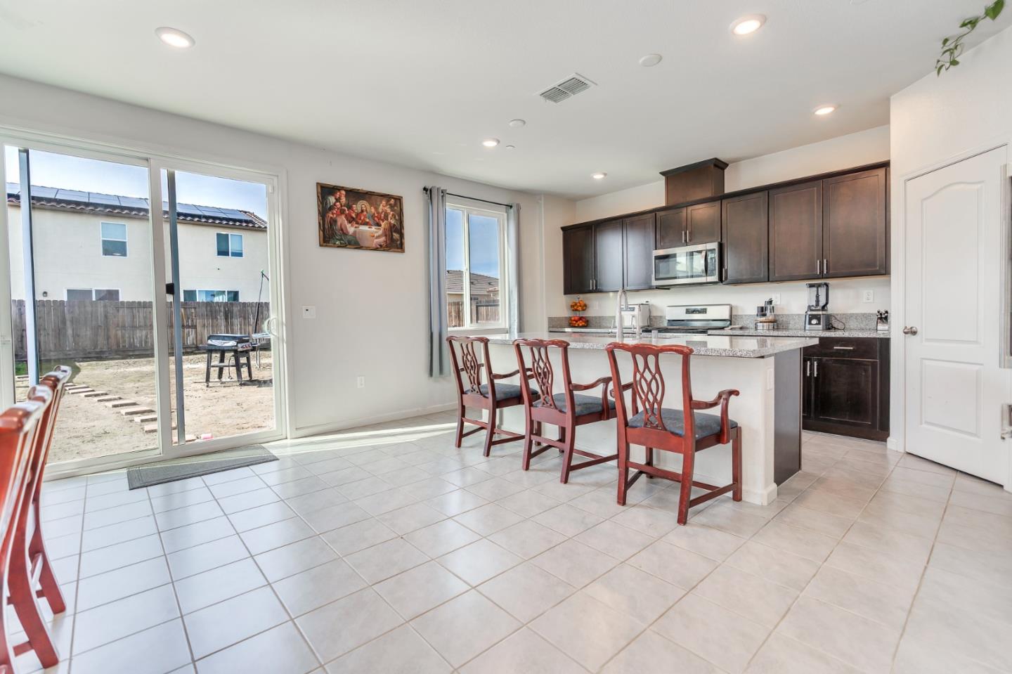 Detail Gallery Image 9 of 47 For 341 Manchester Dr, Los Banos,  CA 93635 - 4 Beds | 3 Baths