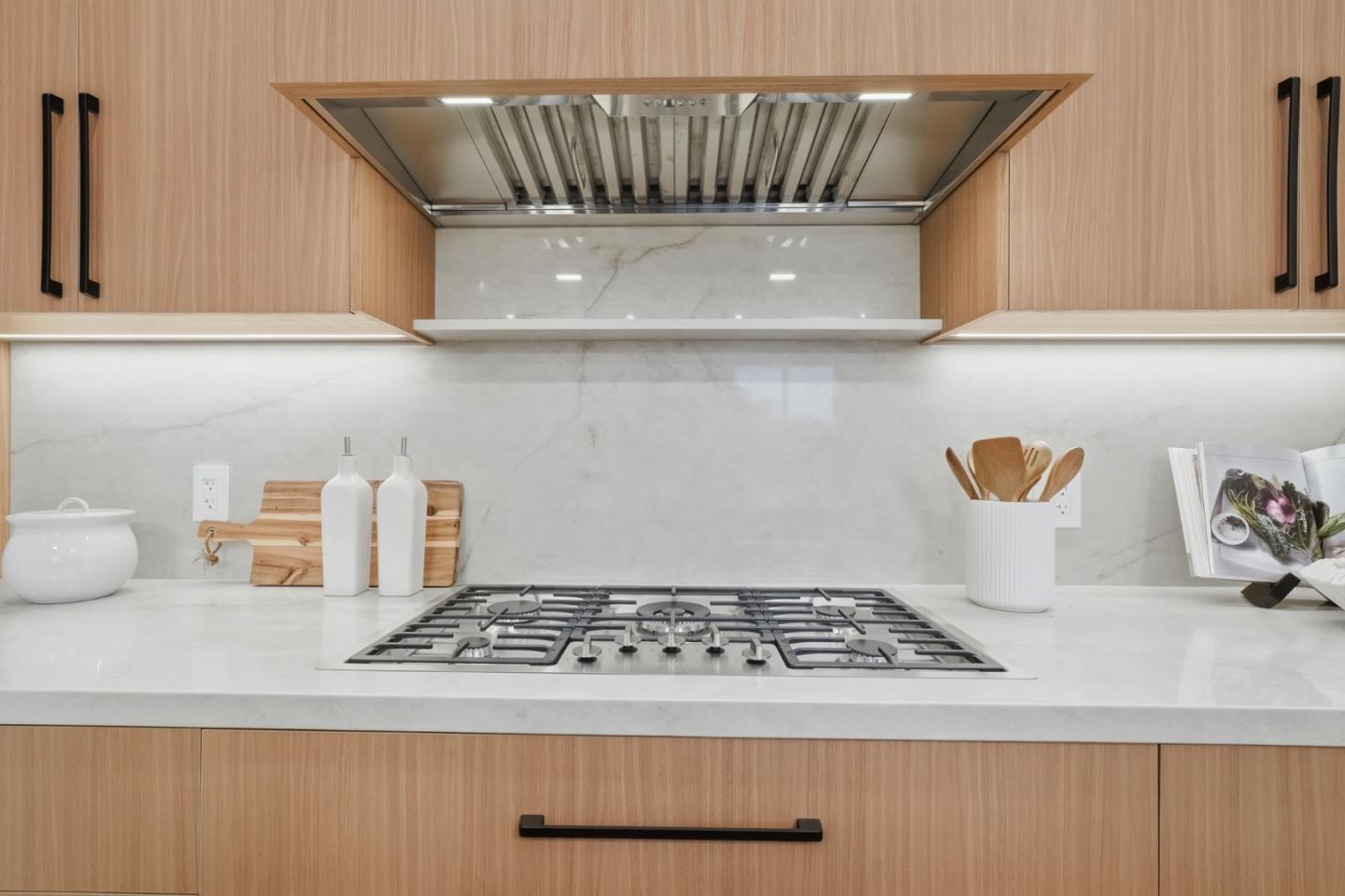 Detail Gallery Image 10 of 59 For 3288 Oak Ct, Belmont,  CA 94002 - 4 Beds | 3/1 Baths