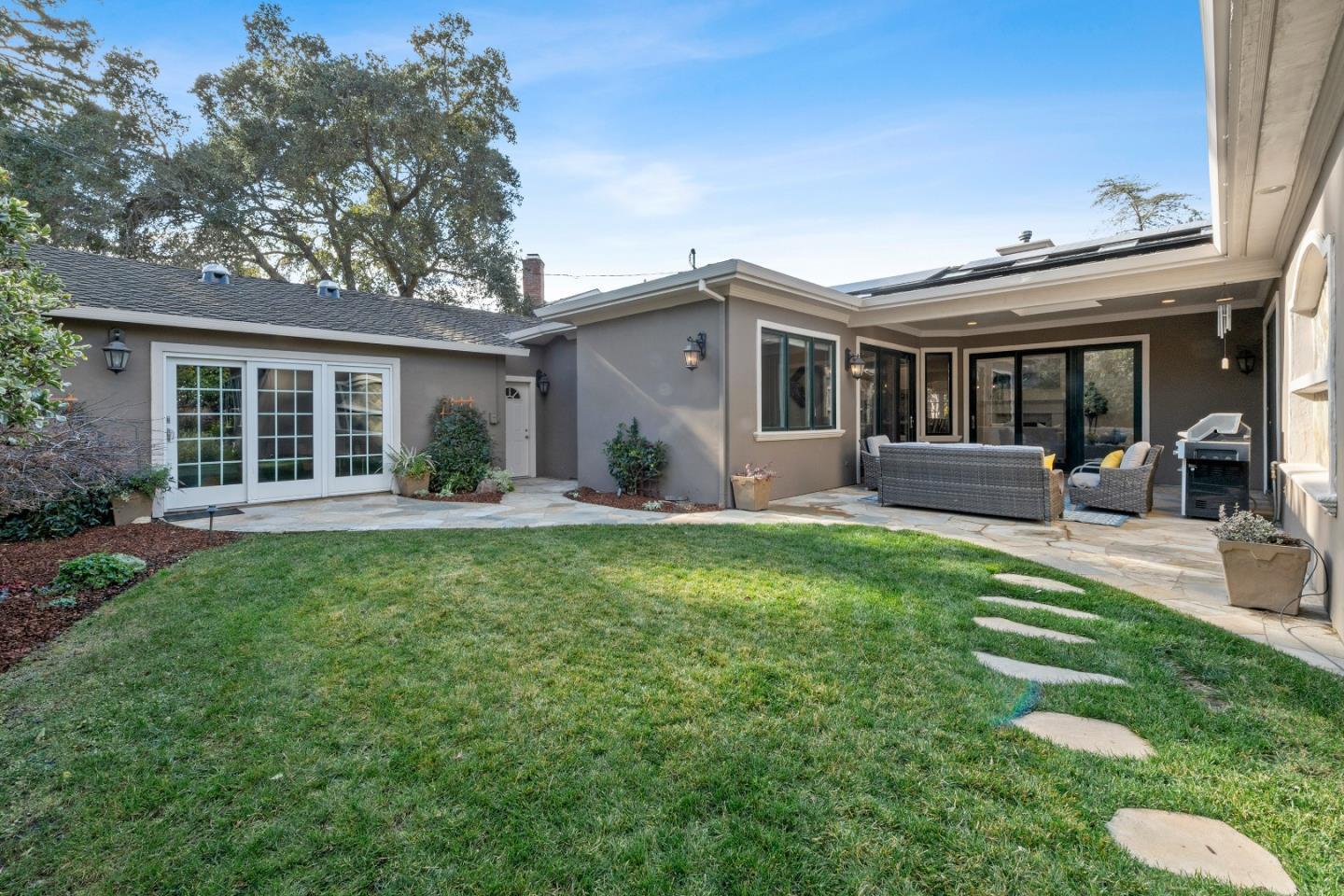 Detail Gallery Image 28 of 39 For 1045 Atkinson Ln, Menlo Park,  CA 94025 - 4 Beds | 4 Baths