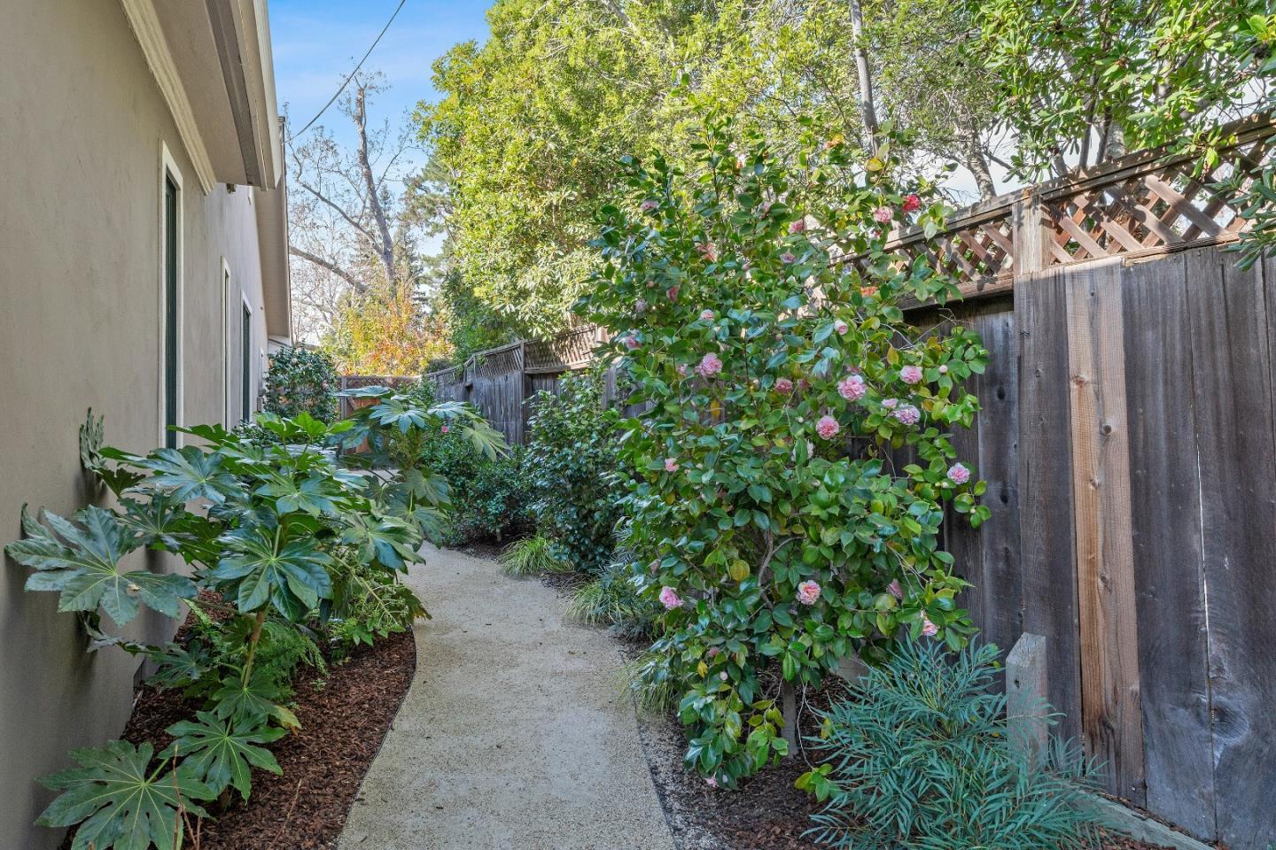Detail Gallery Image 38 of 39 For 1045 Atkinson Ln, Menlo Park,  CA 94025 - 4 Beds | 4 Baths