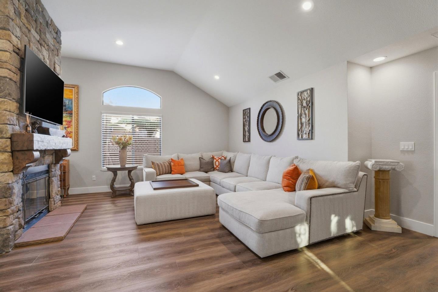 Detail Gallery Image 10 of 53 For 7945 Caledonia Dr, San Jose,  CA 95135 - 2 Beds | 2 Baths