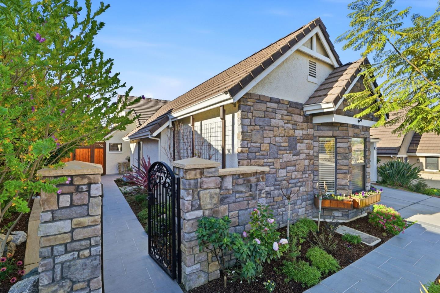 Detail Gallery Image 2 of 53 For 7945 Caledonia Dr, San Jose,  CA 95135 - 2 Beds | 2 Baths