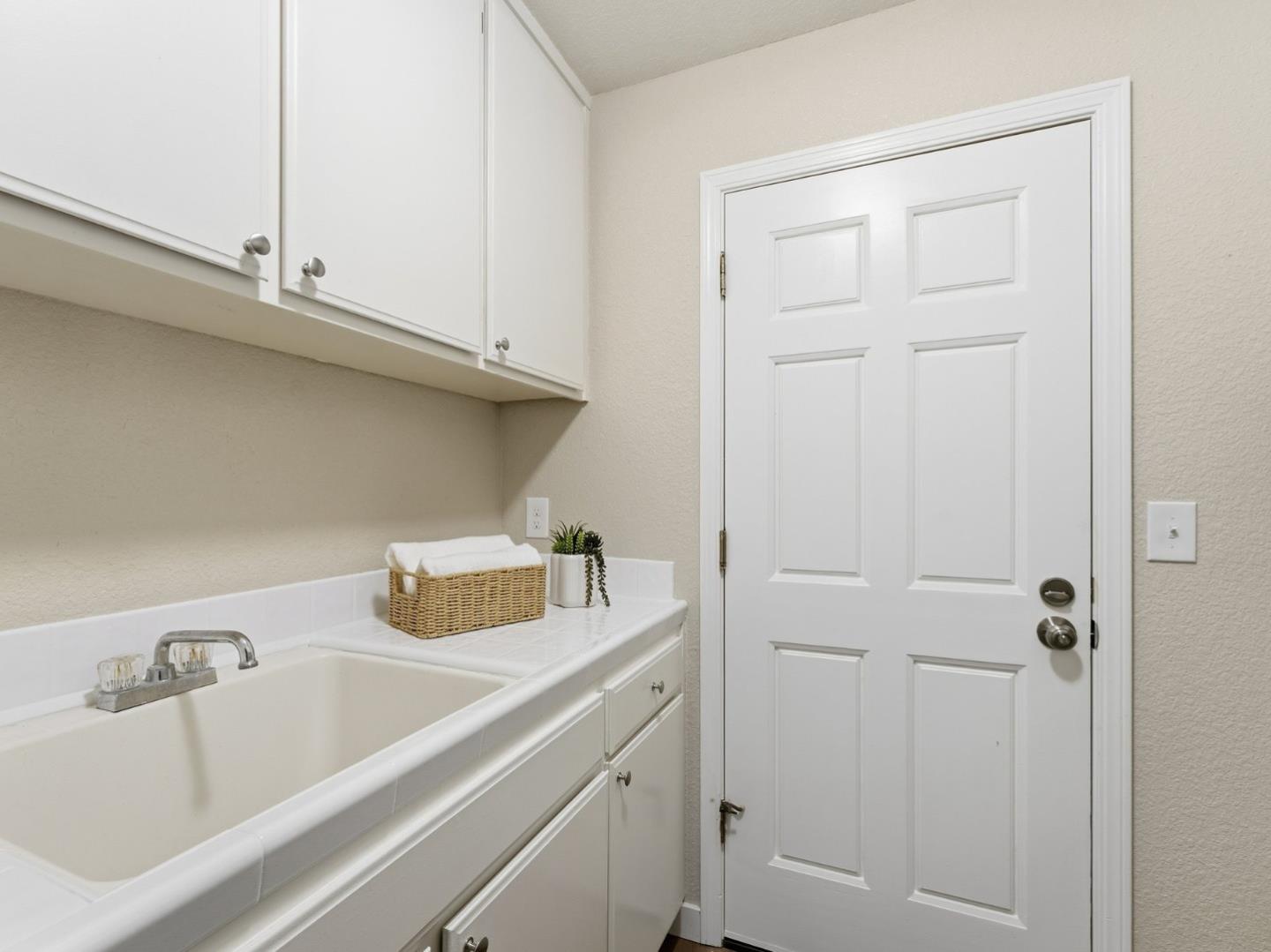 Detail Gallery Image 13 of 29 For 6492 Hirabayashi Dr, San Jose,  CA 95120 - 4 Beds | 2/1 Baths