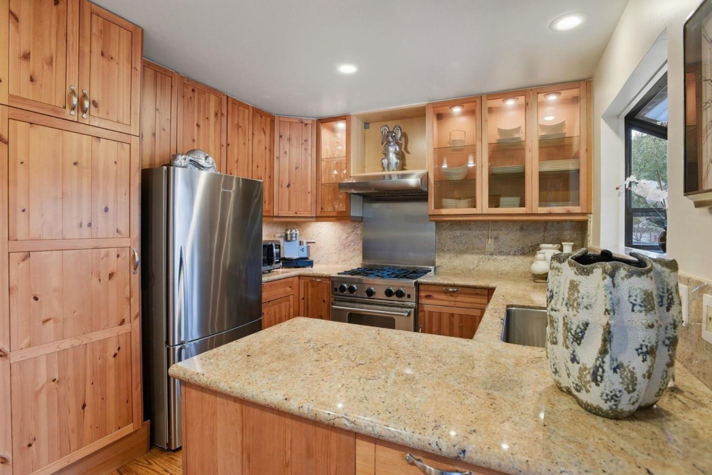 Detail Gallery Image 10 of 34 For 653 Fox Ct, Redwood City,  CA 94061 - 3 Beds | 2/1 Baths