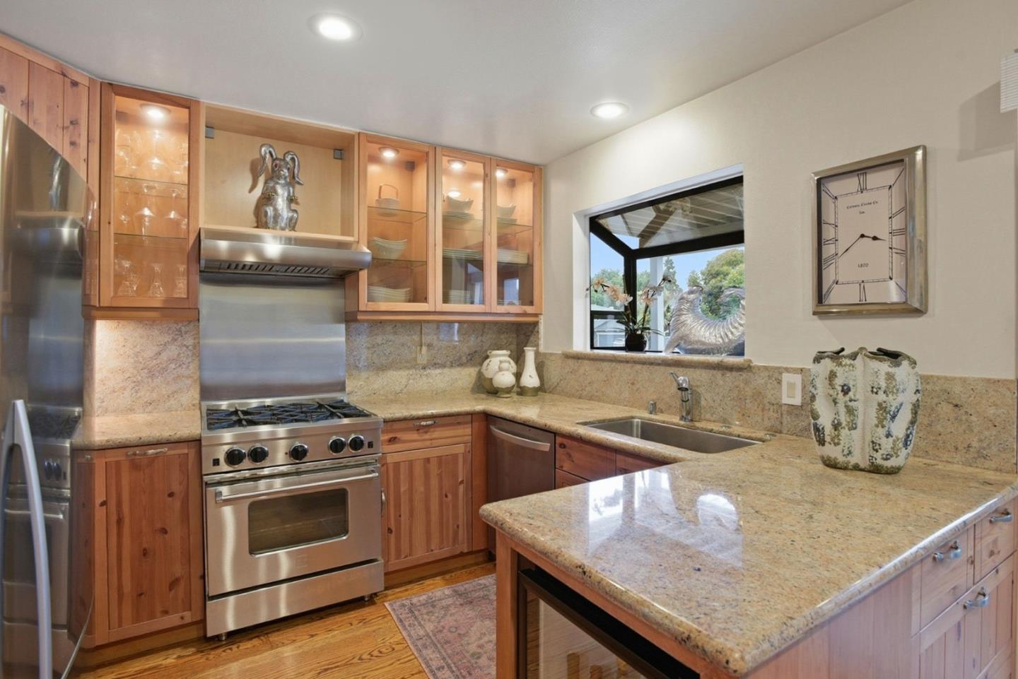 Detail Gallery Image 11 of 34 For 653 Fox Ct, Redwood City,  CA 94061 - 3 Beds | 2/1 Baths