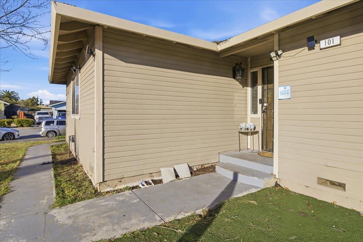 Detail Gallery Image 4 of 27 For 101 Westside Blvd, Hollister,  CA 95023 - 3 Beds | 2 Baths