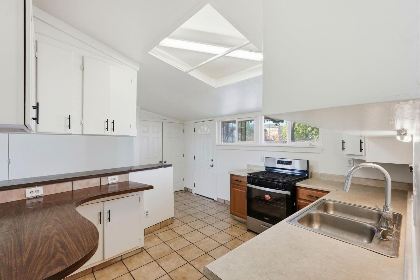 Detail Gallery Image 13 of 69 For 203 W Pearl Ave, Stockton,  CA 95207 - 4 Beds | 2 Baths