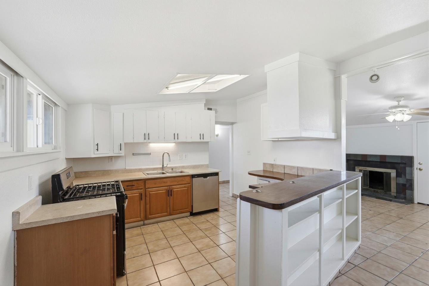 Detail Gallery Image 14 of 69 For 203 W Pearl Ave, Stockton,  CA 95207 - 4 Beds | 2 Baths