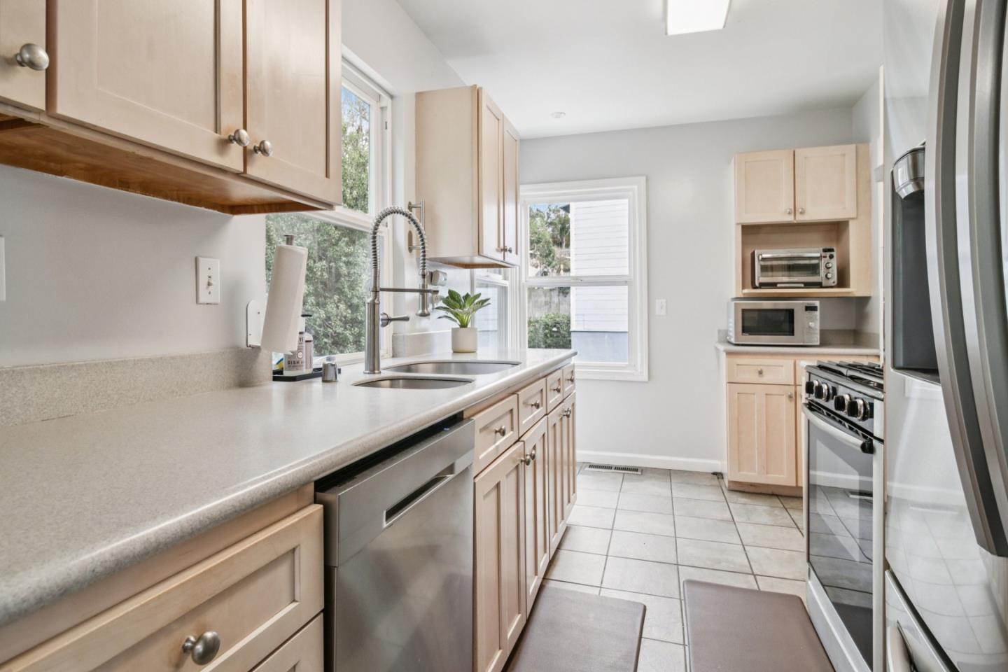 Detail Gallery Image 21 of 95 For 347 Manor Dr, Pacifica,  CA 94044 - 3 Beds | 3 Baths