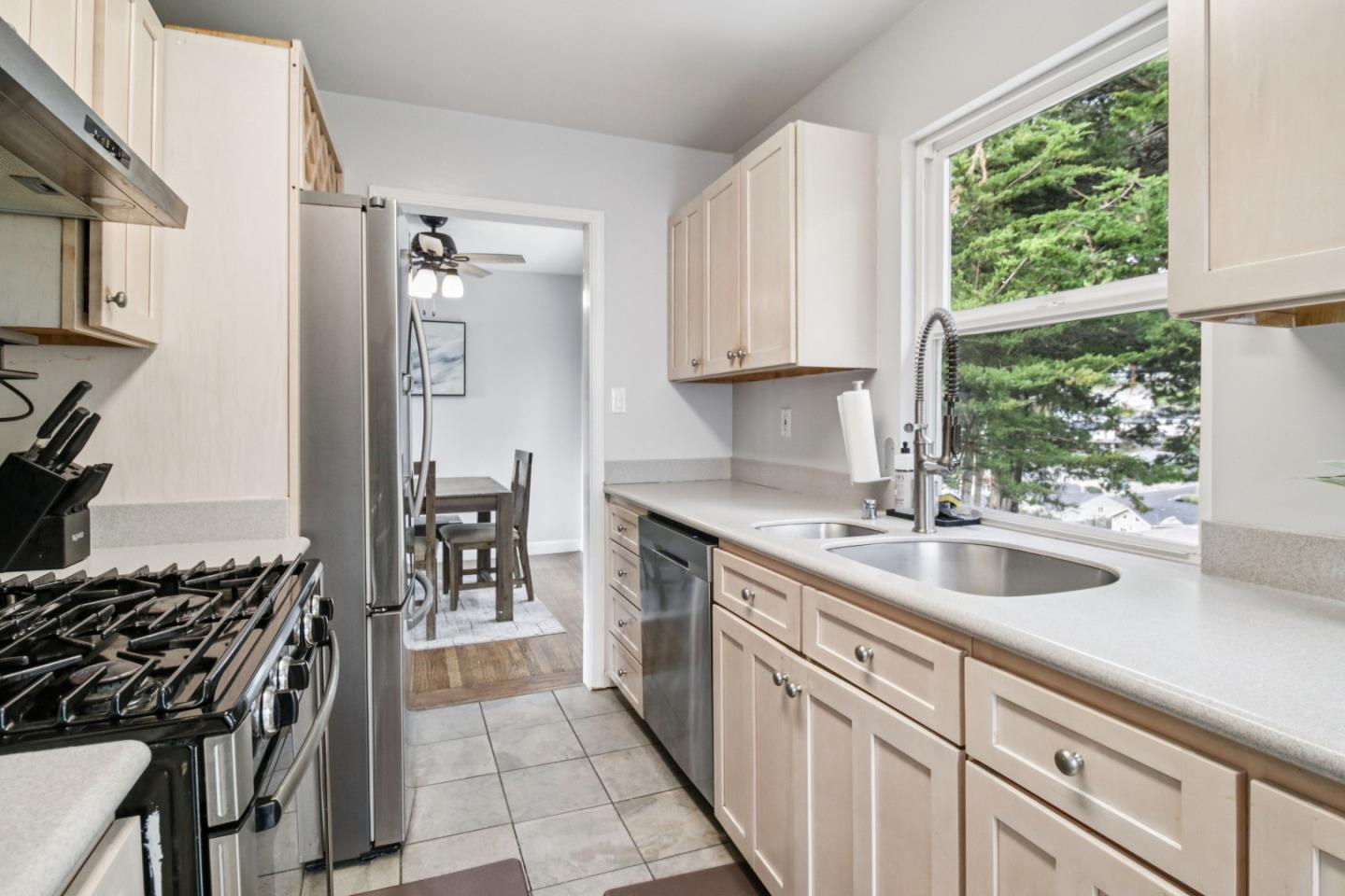 Detail Gallery Image 22 of 95 For 347 Manor Dr, Pacifica,  CA 94044 - 3 Beds | 3 Baths