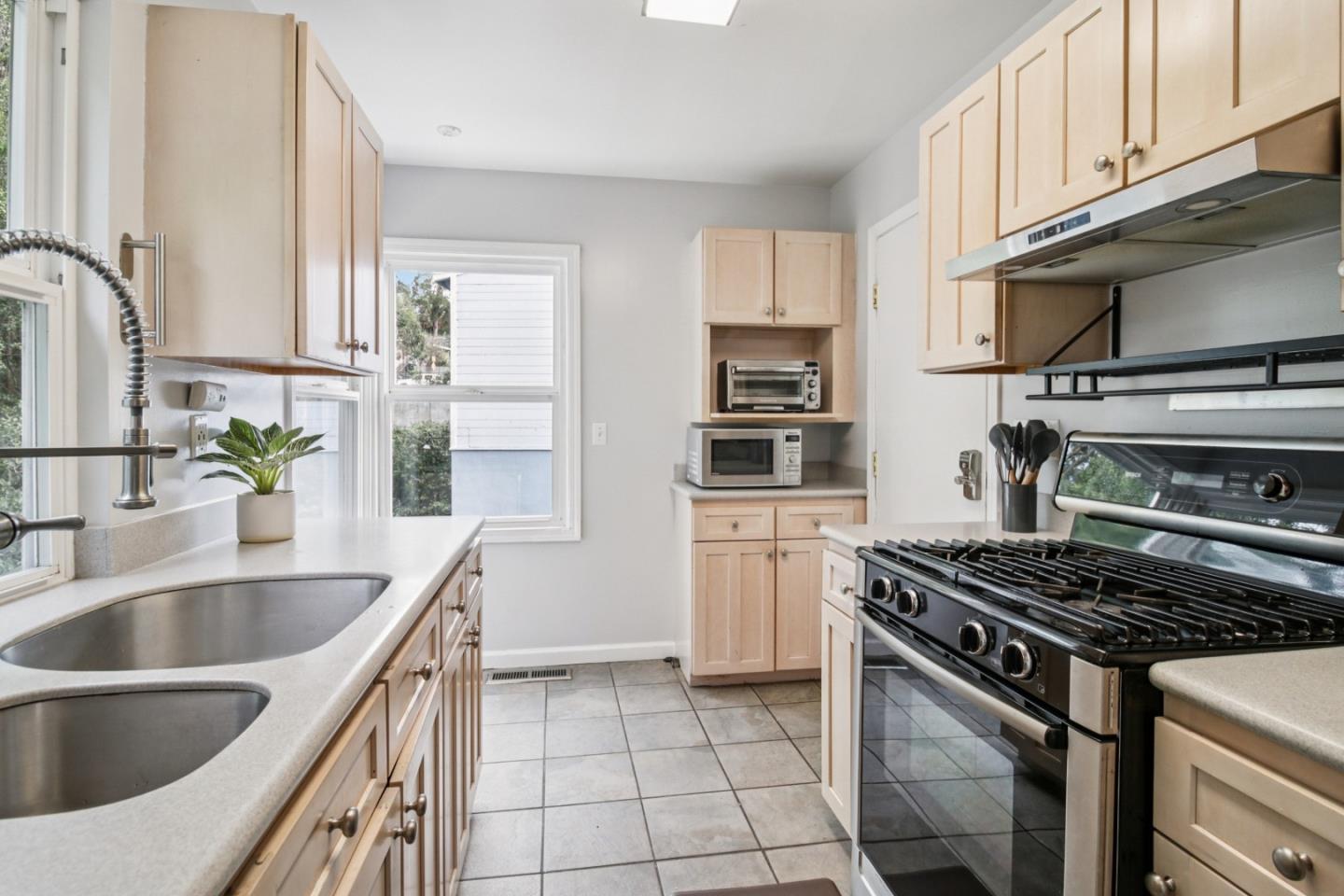 Detail Gallery Image 3 of 95 For 347 Manor Dr, Pacifica,  CA 94044 - 3 Beds | 3 Baths