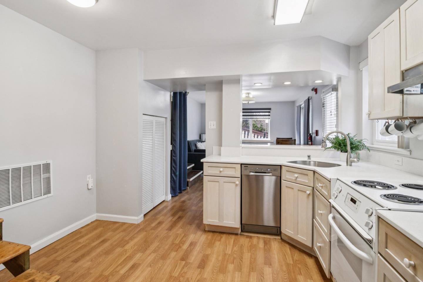 Detail Gallery Image 39 of 95 For 347 Manor Dr, Pacifica,  CA 94044 - 3 Beds | 3 Baths