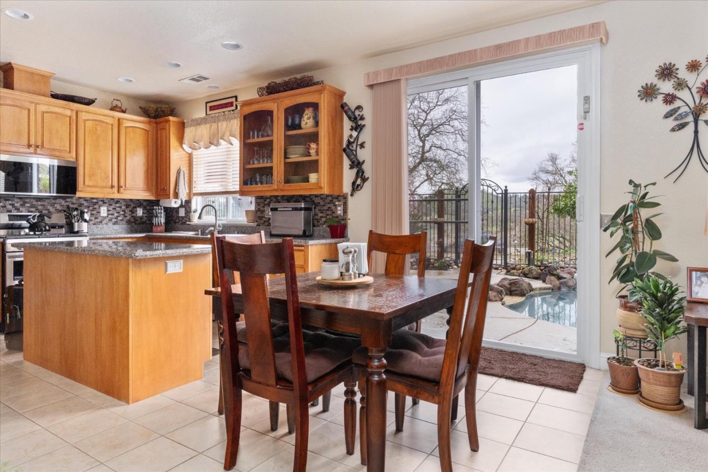 Detail Gallery Image 14 of 43 For 112 Gold Standard Ct, Valley Springs,  CA 95252 - 4 Beds | 3 Baths