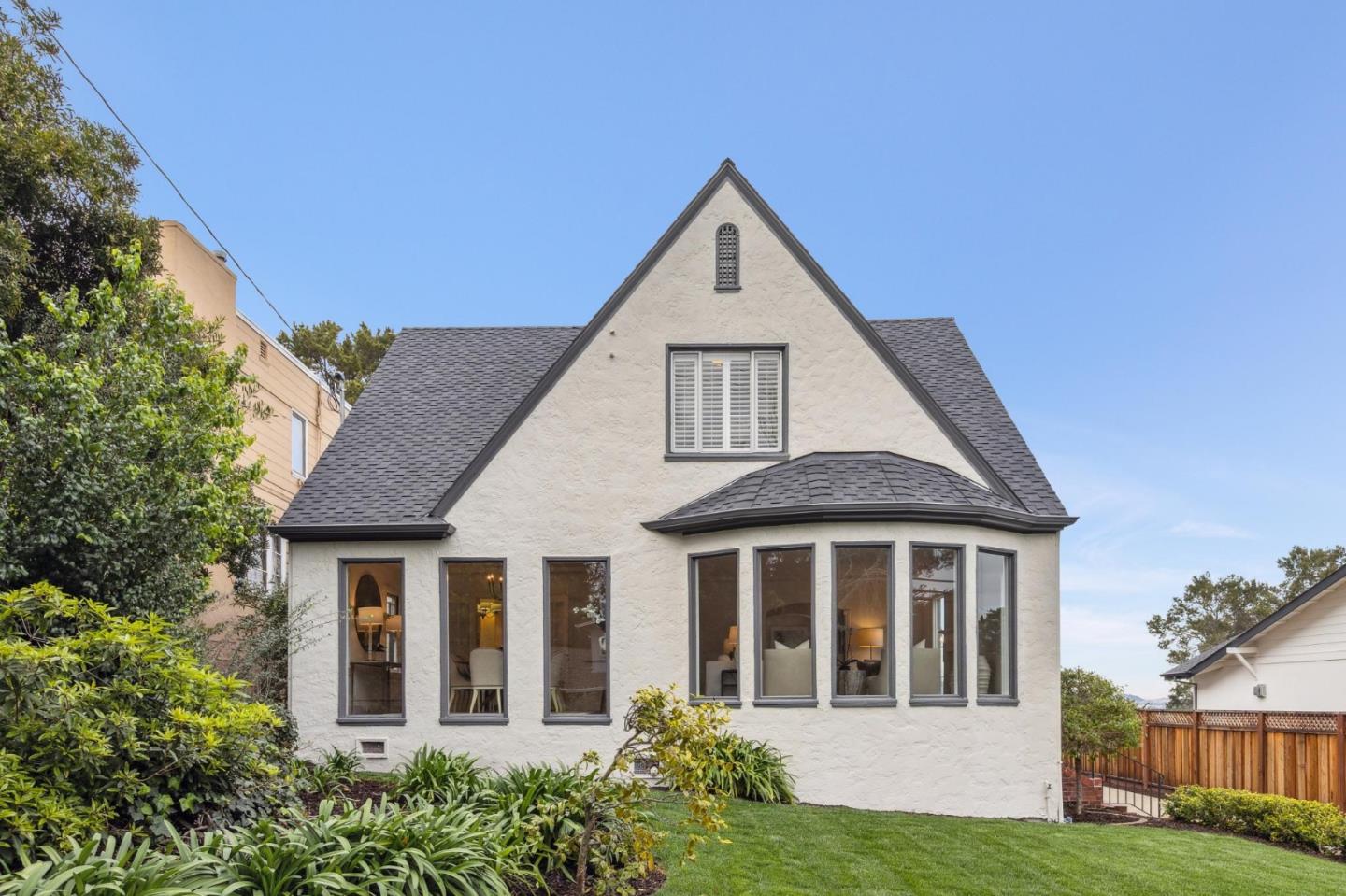 Detail Gallery Image 2 of 101 For 2900 Hillside Dr, Burlingame,  CA 94010 - 5 Beds | 3 Baths