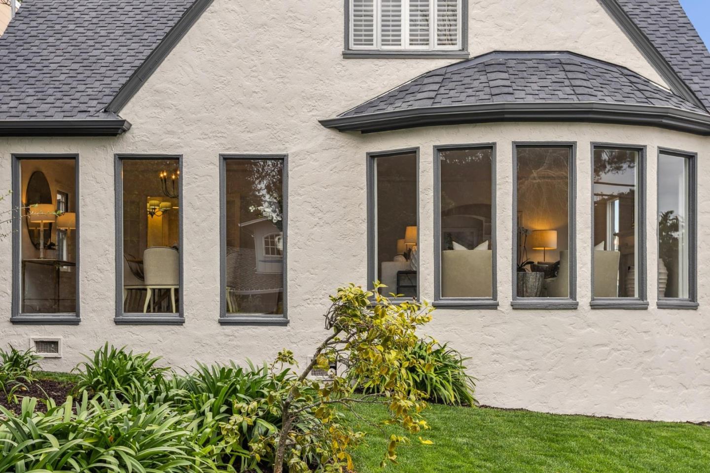 Detail Gallery Image 3 of 101 For 2900 Hillside Dr, Burlingame,  CA 94010 - 5 Beds | 3 Baths