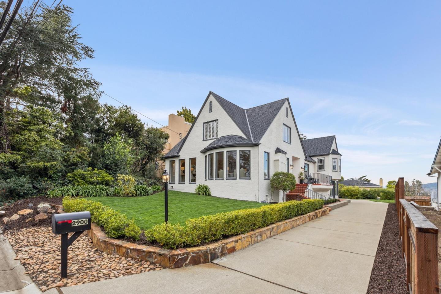 Detail Gallery Image 4 of 101 For 2900 Hillside Dr, Burlingame,  CA 94010 - 5 Beds | 3 Baths