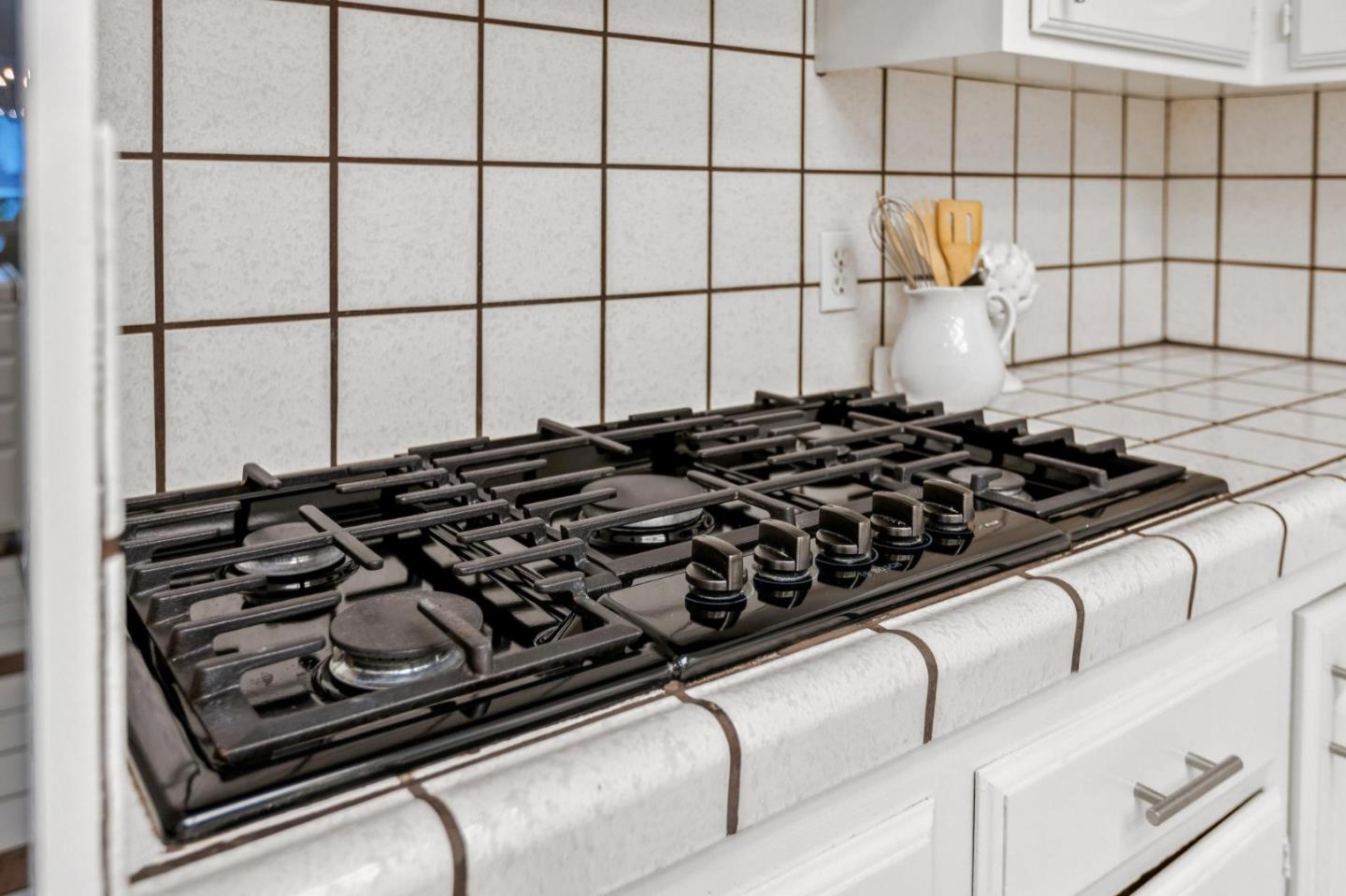 Detail Gallery Image 41 of 101 For 2900 Hillside Dr, Burlingame,  CA 94010 - 5 Beds | 3 Baths