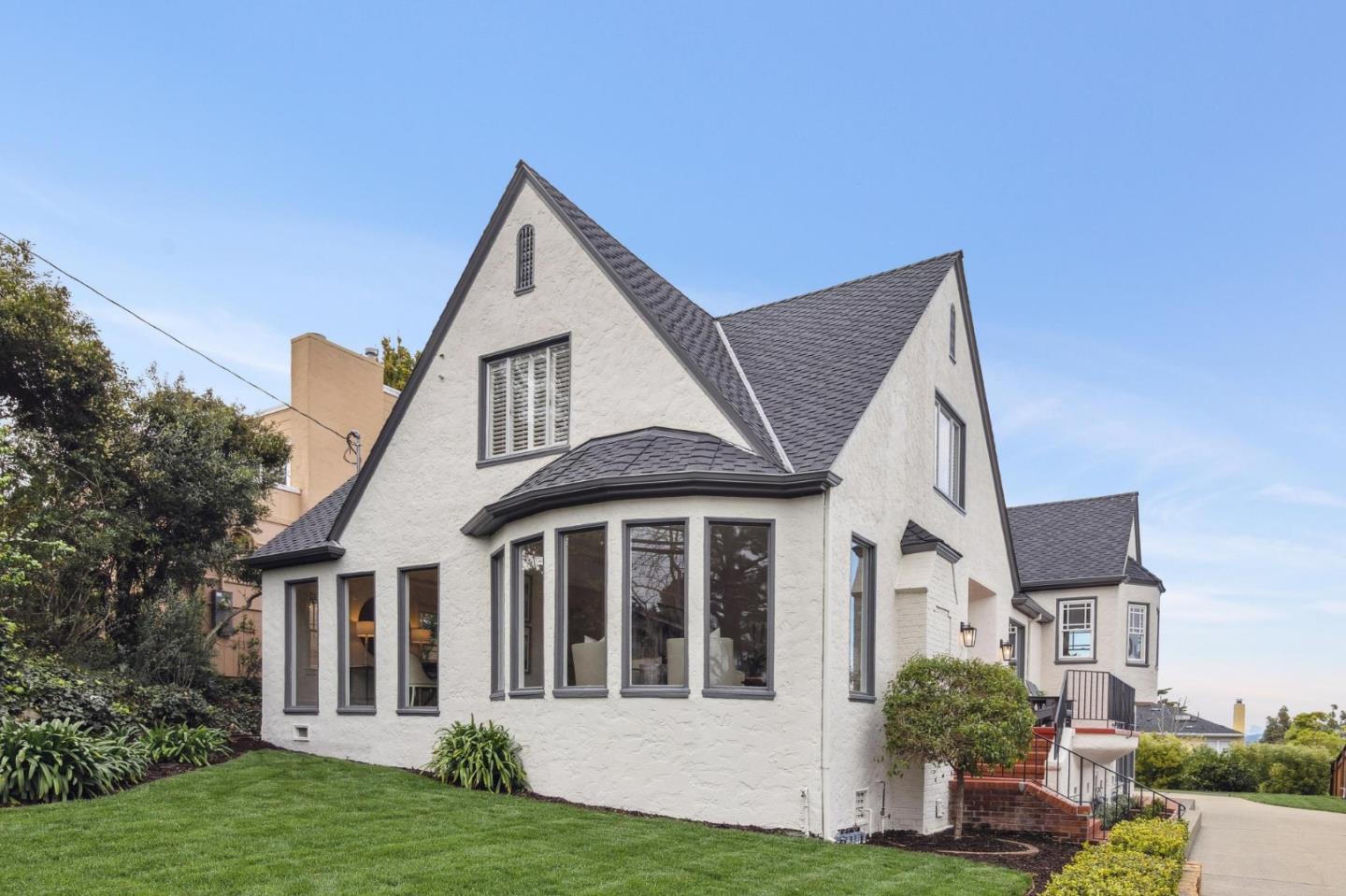 Detail Gallery Image 5 of 101 For 2900 Hillside Dr, Burlingame,  CA 94010 - 5 Beds | 3 Baths