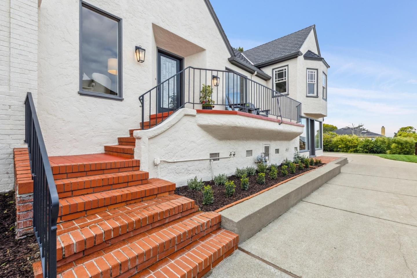 Detail Gallery Image 7 of 101 For 2900 Hillside Dr, Burlingame,  CA 94010 - 5 Beds | 3 Baths